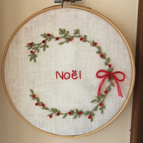 刺繍初めてさんにも　刺繍キット　ビーズと簡単ステッチのクリスマスフレーム(フレーム付き）　