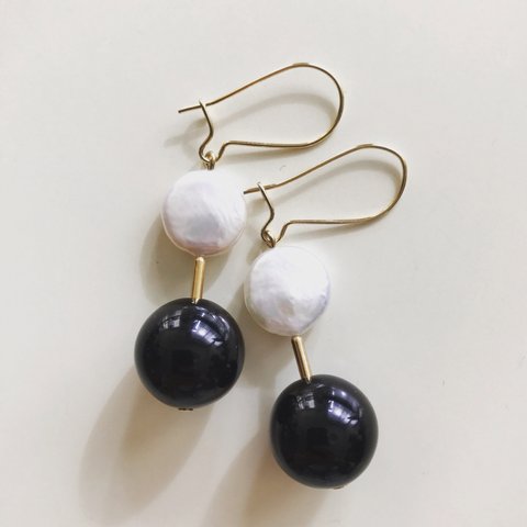 コインパールとアクリルビーズ（黒）のピアス