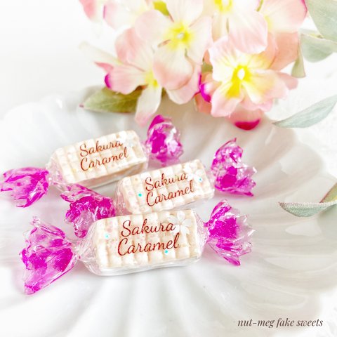 桜キャラメルのブローチ・大島桜(sakura caramel brooch/ピンク/パステルカラー/春/フェイクスイーツ/フェイクフード/食品サンプル/ミニチュア/菓子/飴)