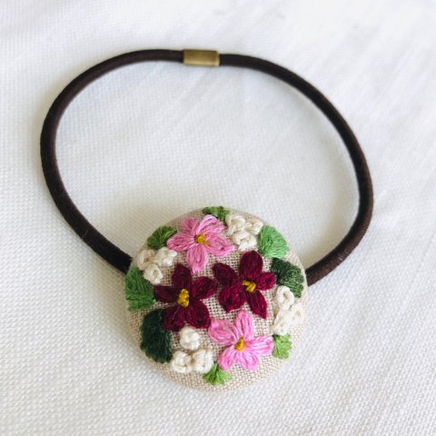 ピンク花と白小花のブーケ刺繍 くるみボタンヘアゴム