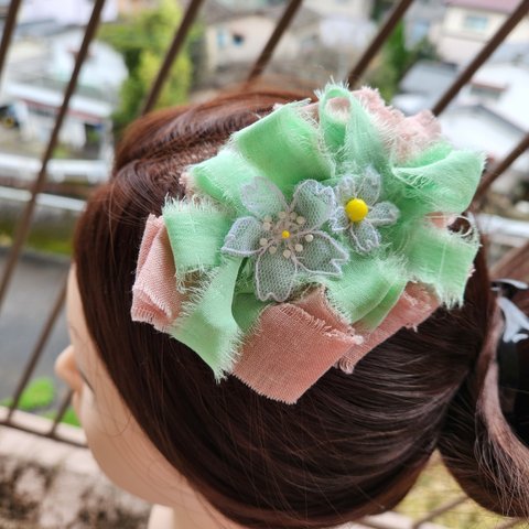 カリックマクロスレースの桜コーム　Comb using Carrickmacross lace with cherry blossom motif 白糸刺繍 ボタニカル レース編み お花