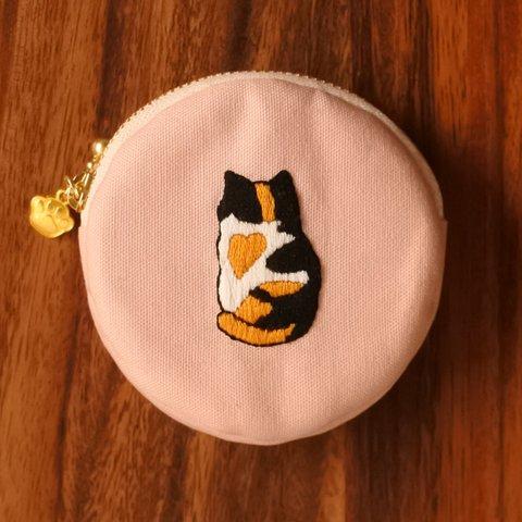 「三毛猫のみーちゃん」の刺繍丸ポーチ（ピンク）