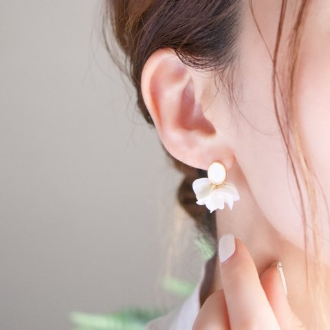 花咲きフリルのアンティークピアス/イヤリング｜ホワイトフリル（18kgp）