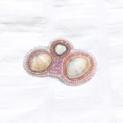 貝殻のビーズ刺繍ブローチ　ピンク系