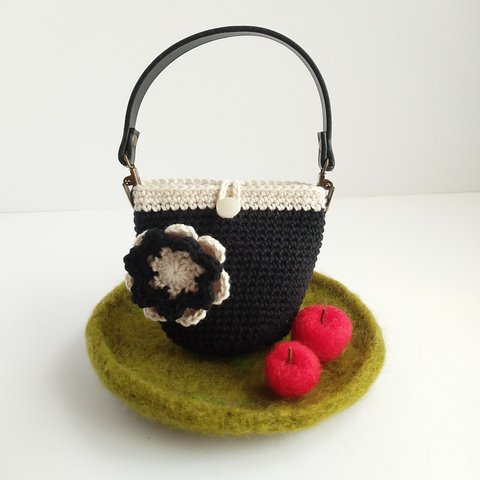 小っちゃい女の子が持つと超可愛い手編みマイクロミニバッグ(黒)