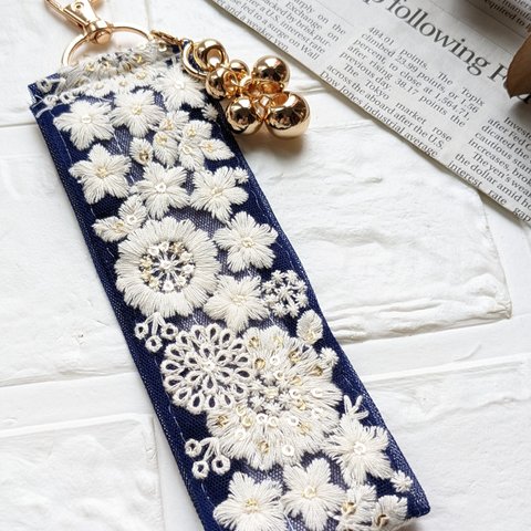 1点もの☆インド刺繍リボン　スマホストラップ♡ネイビー　幅：約4.5ｃｍ