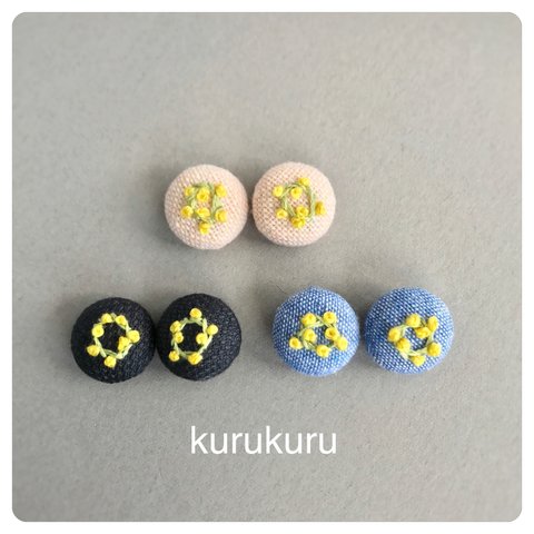 ミモザ刺繍のくるみボタンピアス【樹脂ピアス・イヤリング可】