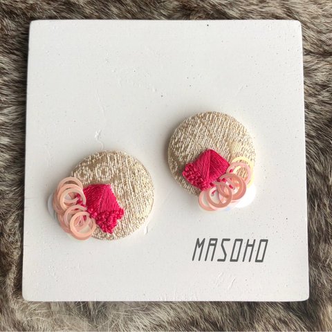 くるみボタンと刺繍のピアス  (C)