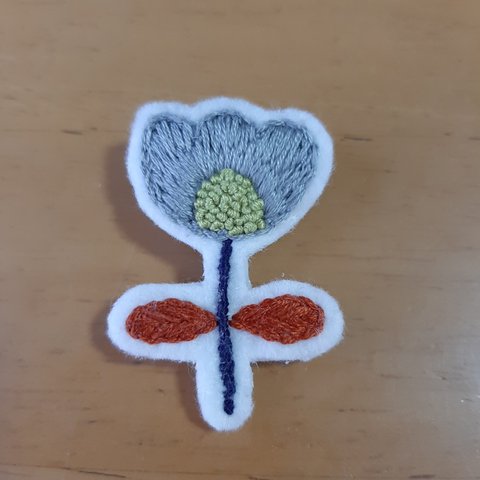 ２色お花の 刺繍ブローチ　 