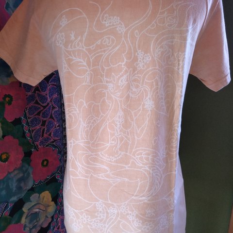 如意輪観音 ◎ ベンガラ染め 御守り Ｔシャツ　和柄 仏画 入り 手染め シャツ　オレンジ ベージュ系　土染め 綿100 ％