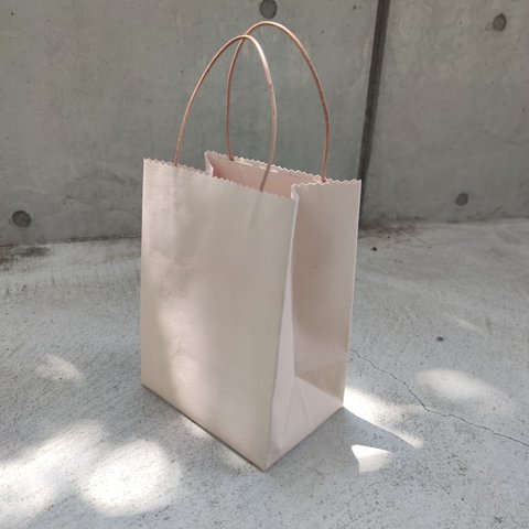 本革　レザー　紙袋風バッグ　生成りナチュラル　ちょっとそこまでお出かけに。買い物に。