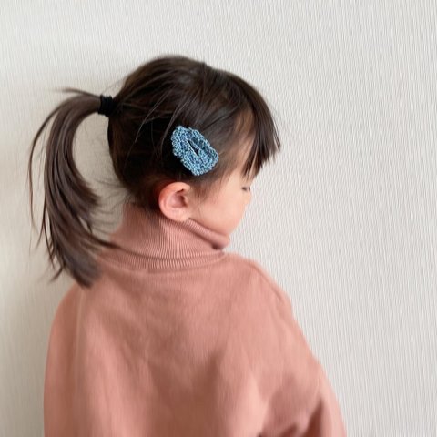 小さな 女の子 の 青いレース バレッタ