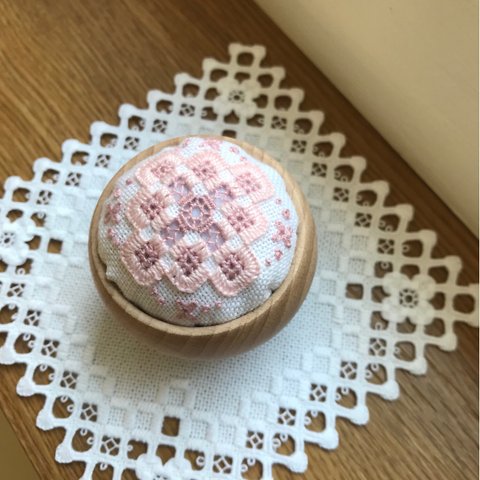 ハーダンガー刺繍のピンクッション