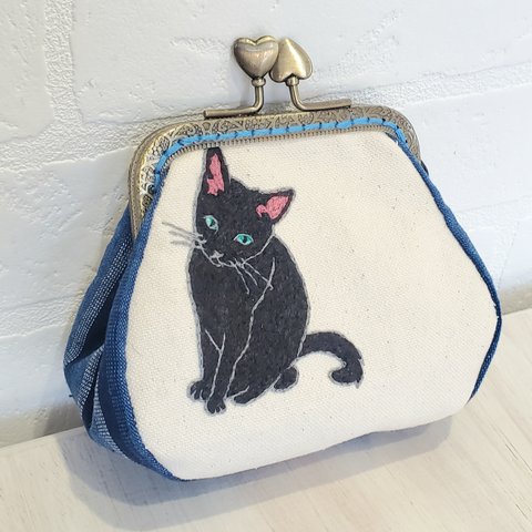 ねこの手刺繍小さながま口　黒猫👛青