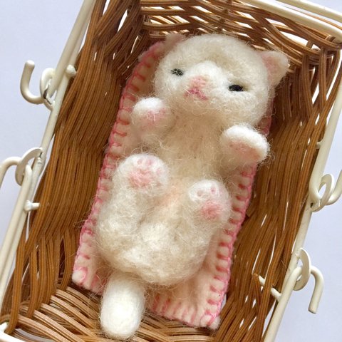 ねむる白猫の赤ちゃん 羊毛フェルトマスコット（バスケット付き）