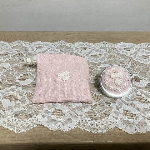 バラの刺繍のピルケース(巾着ポーチ付き)