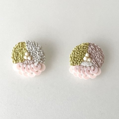 109◇maruiroスパンコール刺繍ピアス/イヤリング.ベビーピンク