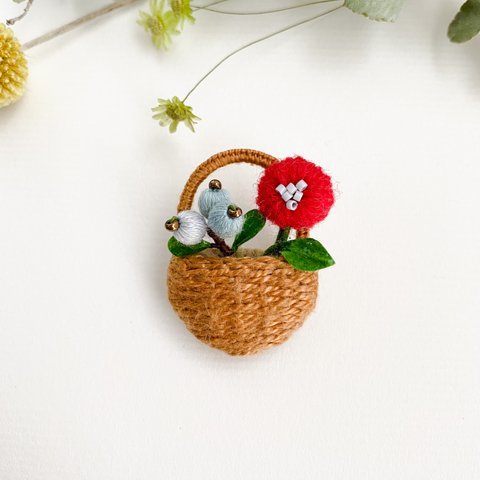 お花摘みの手刺繍バスケットブローチNo.1 ＊ウール刺繍の赤い花と水色の木の実＊