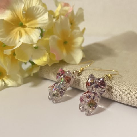 花＋ラメのキラキラ猫ピアス（レジン、金属フック）