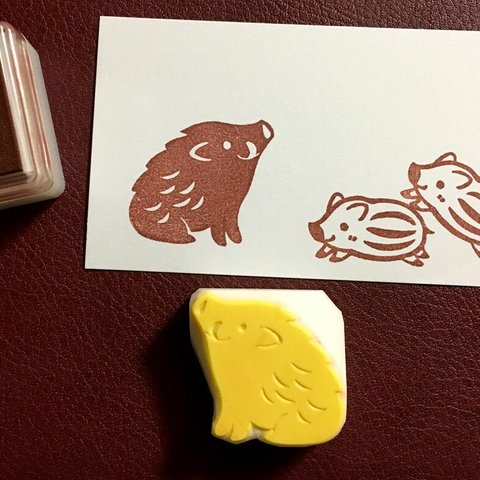 おすわりイノシシの消しゴムはんこ（持ち手つき）