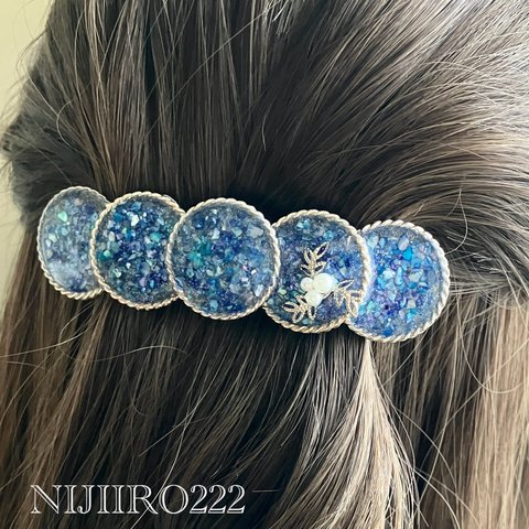 ブルークラッシュシェルと銀葉のバレッタ ☆送料無料☆ ヘアアクセサリー シルバー レジン 花 フラワー　#初夏　#髪飾り