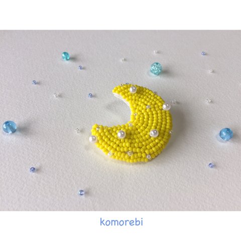 [値下げ] 三日月のビーズ刺繍 ブローチ🌙