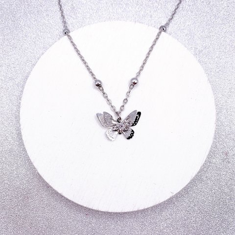 Fluttering-necklace-