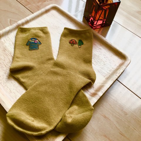 手縫い刺繍＊〜特別なお出かけの日に〜左右柄違い靴下