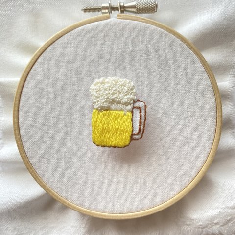 ビールジョッキの刺繍ブローチ