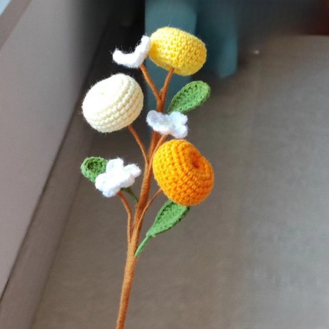 糸で編んだミカン　オレンジ 　カギ編み 手編み 一輪挿し