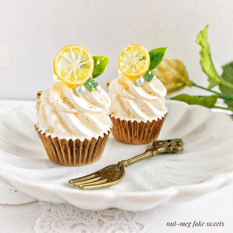 レモンレアチーズケーキのネックレスA(ペンダント/フェイクスイーツ/フェイクフード/食品サンプル/スイーツデコ)