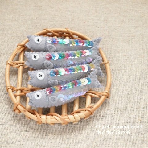 フエルト きらきら小魚ブローチ