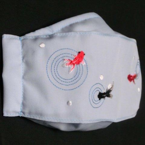 刺繍箱型布マスク　夏用抗菌・抗ウィルス生地使用　サックスブルー地 　きんぎょ　大人Ｌ