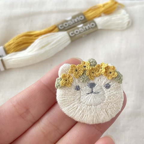 〜手刺繍のくまさんに手編みのあたたかな花冠を〜ブローチ