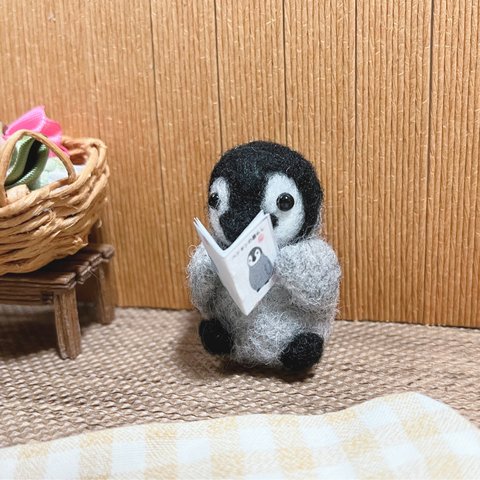 読書中のペンギンさん