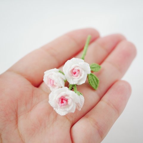 白とピンクのバラのブローチ