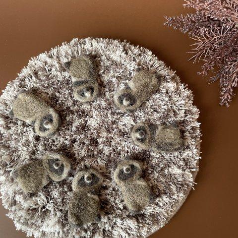 ふりむきタヌキの 小さなブローチ