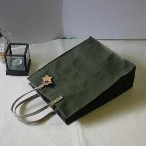 『紙袋みたいな鞄』パラフィンキャンバスで作った紙袋風トート（深緑・大）