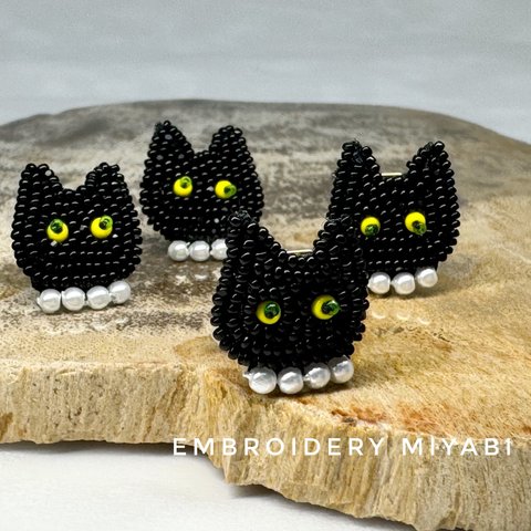 送料無料　黒猫のビーズ刺繍イヤリング　～リュネビル刺繍～