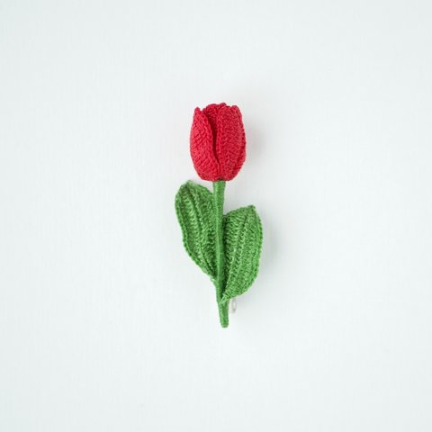 小さなチューリップブローチ〜赤色〜 (受注制作、レース編み、春、贈り物、四季折々)