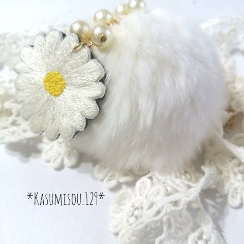 ふわふわファーのバッグチャーム　お花刺繍付き