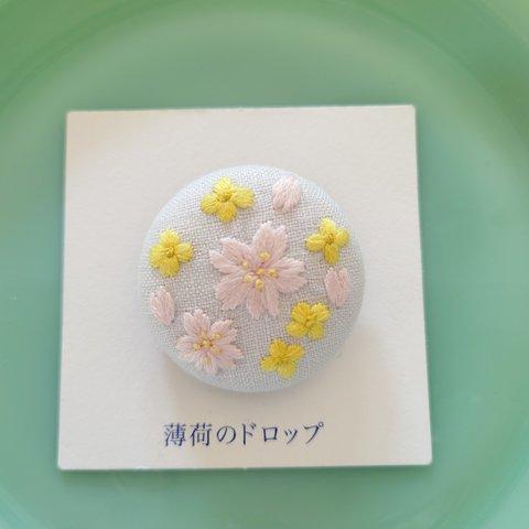 刺繍ブローチ「桜と菜の花」くるみボタン