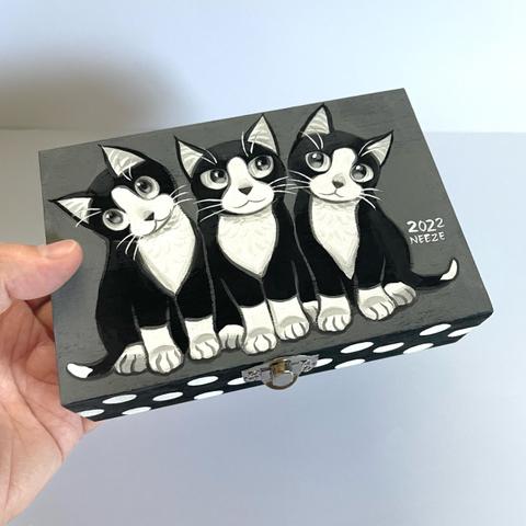 3匹のハチワレ猫の小物入れ 原画 アニマル モノトーン