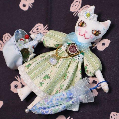 ネコのお嬢さん　瞳キラキラ✨　カメオ風ブローチとパラソルと花かご付き