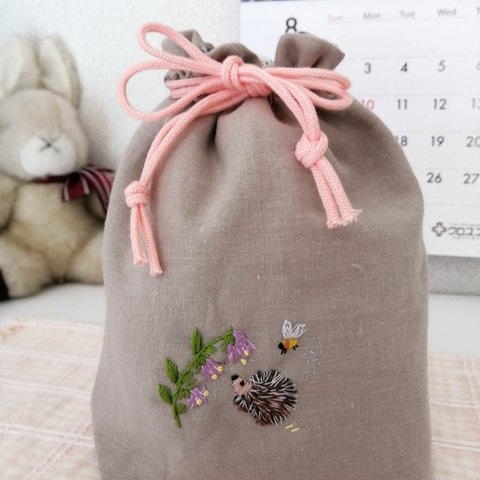 刺繍きんちゃく袋・ハリネズミとベルフラワー【イングリッシュガーデン】