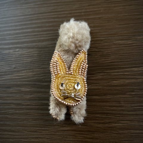 ラッキーアイテムうさぎのブローチ④オートクチュールビーズ刺繍