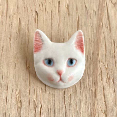 【Sold】陶器のネコブローチR／白ネコ