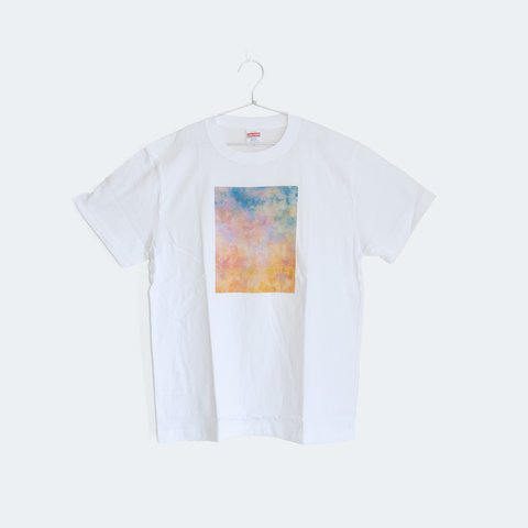 夕焼けと霧の世界を描いた、Tシャツ