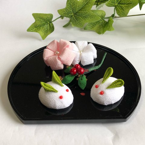 雪うさぎ　福梅　南天　冬のインテリア　つまみ細工　１月　２月　ちりめん細工　可愛い　かわいい　和小物 　季節の人形　和小物　和菓子