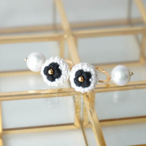 〚　キラキラウーマン　〛お花ピアス～white & black～　No.P30